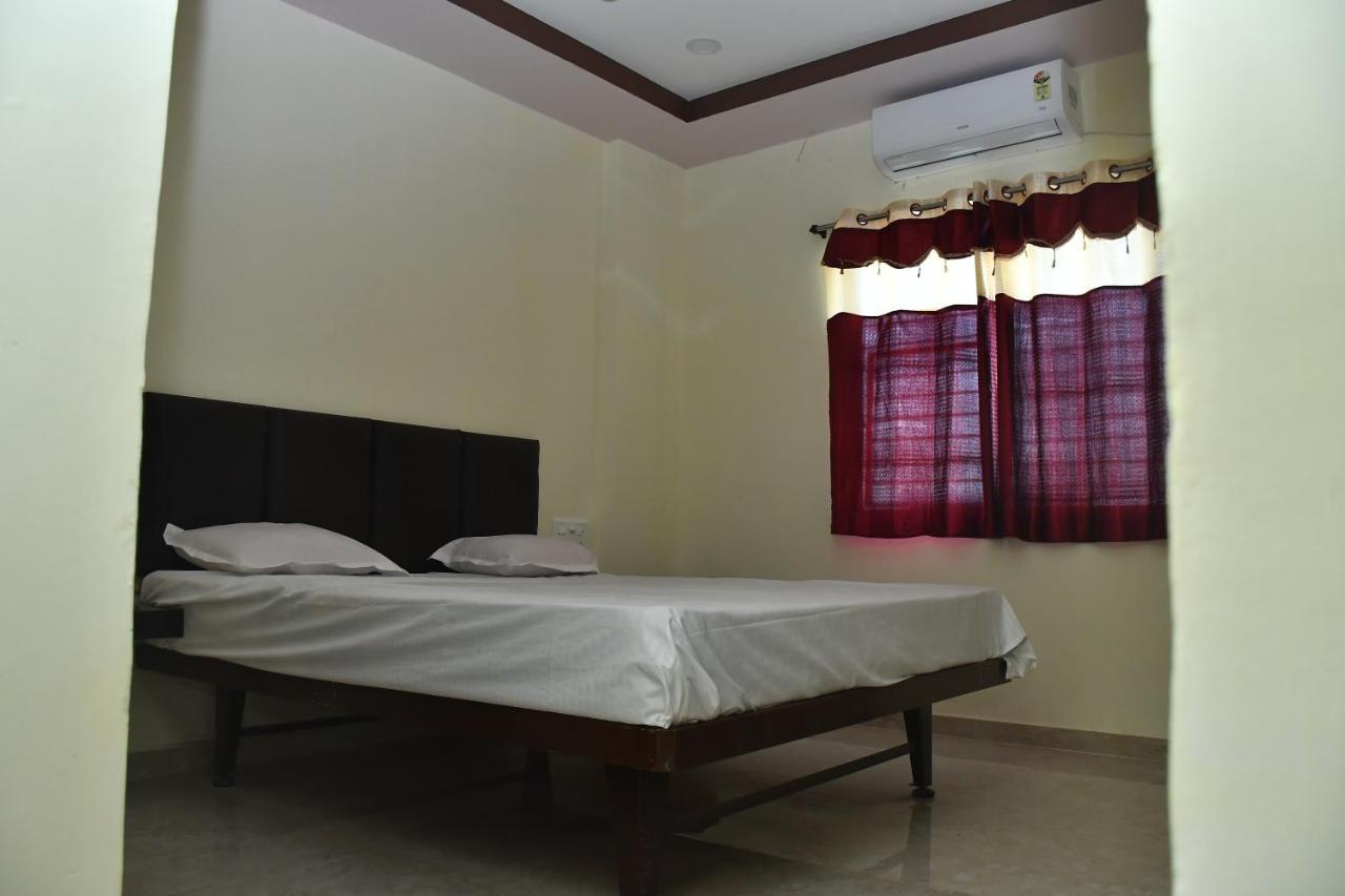 Hotel Kalika Residency Akalkot Esterno foto